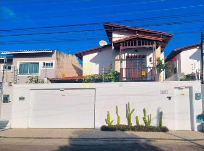 Casa com 4 suítes no Coaçu / Messejana